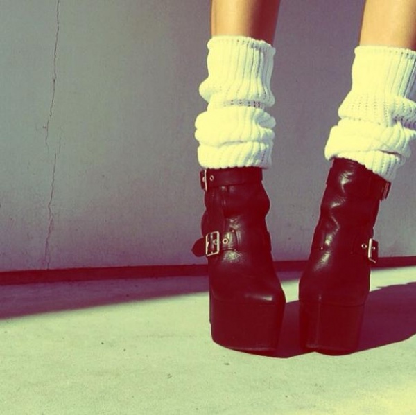 ローラおすすめのブーツで着るルーズソックス（画像は「instagram.com/rolaworld」より）