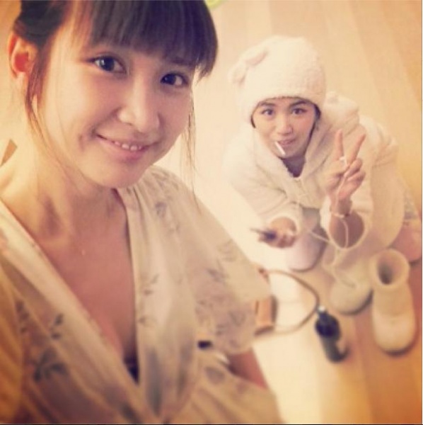 パジャマ姿の紗栄子とMINMI（画像はinstagram.com/saekoofficialより）