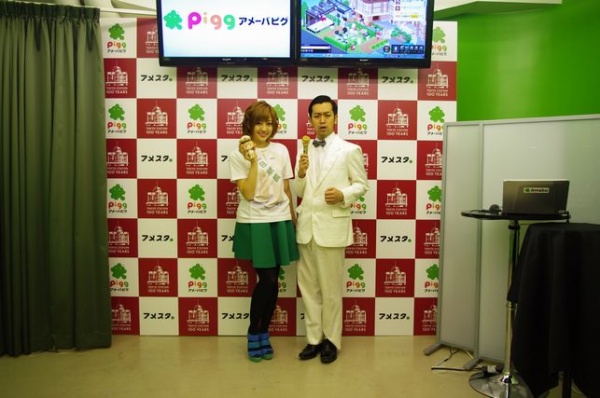菊地亜美とムーディ勝山。『東京ピグ時空駅』イベントにて
