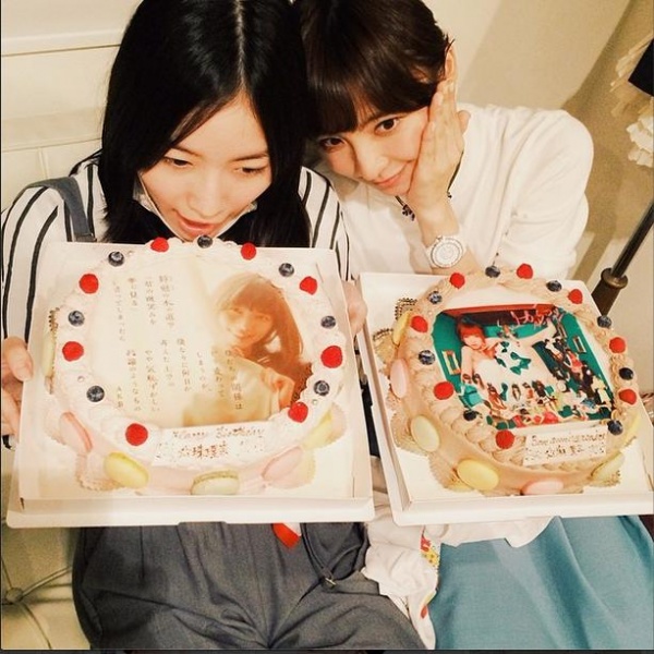 サプライズケーキに感激する松井珠理奈と篠田麻里子　（画像はinstagram.com/maricollet3より）