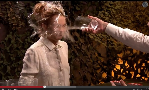 リンジー、顔に水をバシャッ　（画像はYouTubeのスクリーンショット）