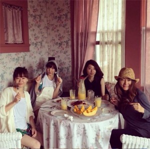 朝食を楽しむ篠田麻里子とマキ・コニクソンさん　（画像はinstagram.com/makikoniksonより）