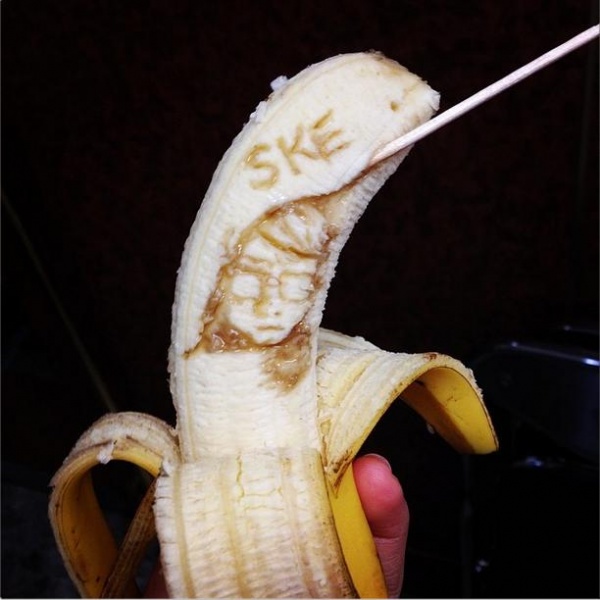 松井玲奈が悔しい気持ちをバナナにぶつける　（画像はinstagram.com/renamatui27より）