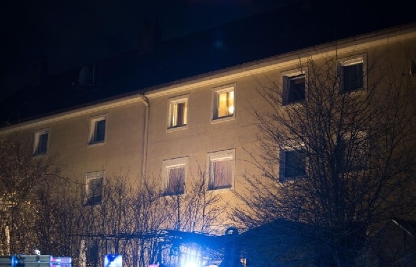 幼い子供3人、このアパートの窓から投げ落とされる　画像はwelt.deのスクリーンショット