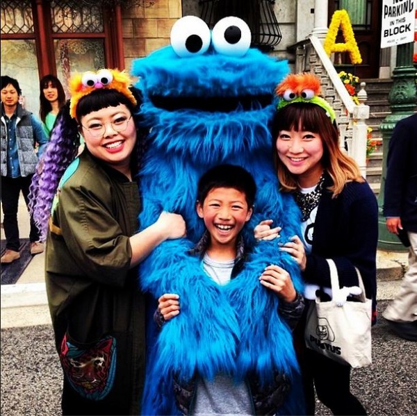 USJでクッキーモンスターと写る渡辺直美　（画像はinstagram.com/watanabenaomi703より）