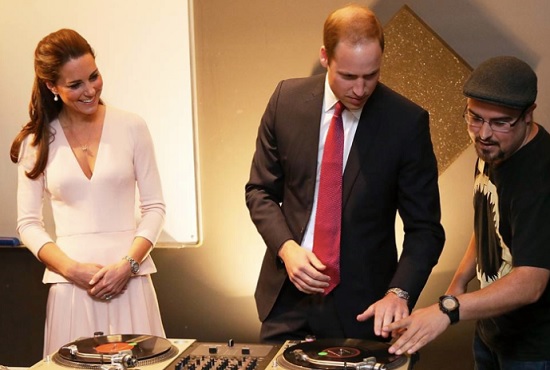 【イタすぎるセレブ達】ウィリアム王子とキャサリン妃、DJにノリノリでチャレンジ。