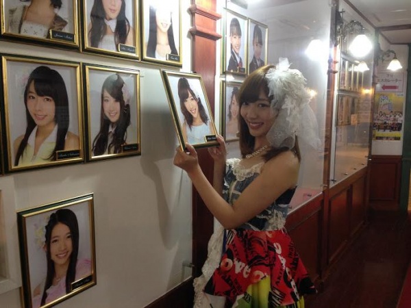 AKB48劇場で写真を外す野中美郷。（画像は『湯浅洋　Google＋』のスクリーンショット）