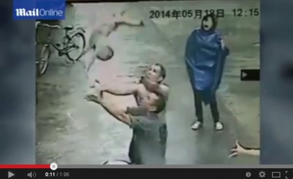 【アジア発！Breaking News】ビルの窓から落下した赤ちゃんを男性がナイスキャッチ。（中国）