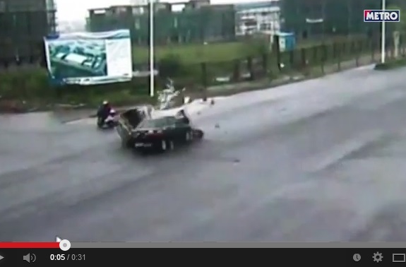 【アジア発！Breaking News】交差点での激しい衝突事故に目の前のバイクは…!?　奇跡の映像が中国で話題。