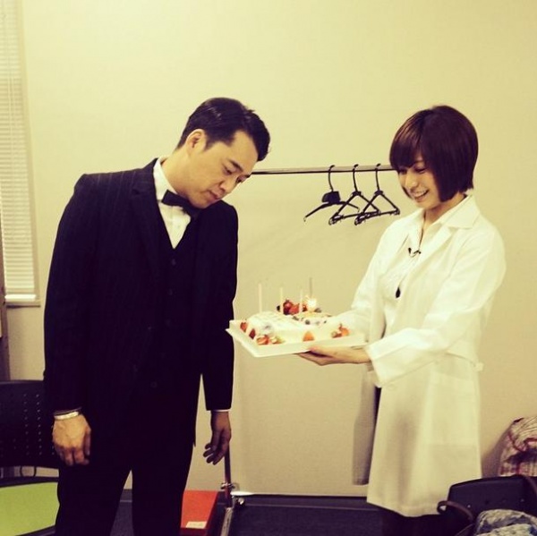 設楽統にバースデーケーキを贈る大島麻衣　（画像はinstagram.com/maimai911より）