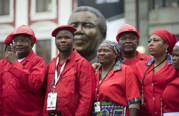 真っ赤な服装で登庁したEFFの議員たち　画像はsundayworld.co.zaのスクリーンショット