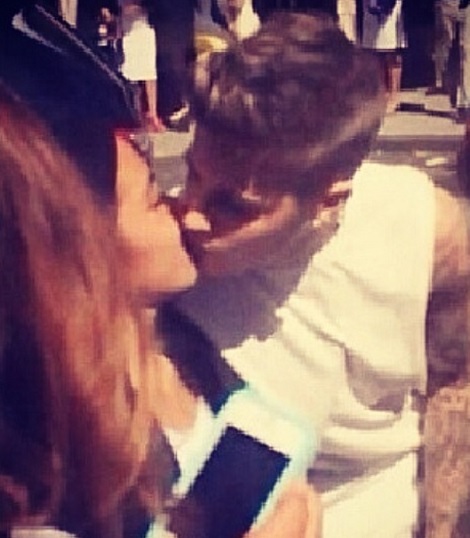 ギャルとのキス写真を公開したジャスティン・ビーバー　（画像はinstagram.com/justinbieberより）