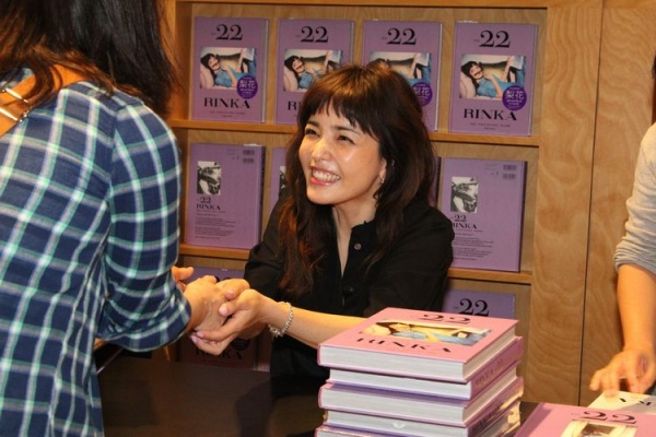 『NO.22』の発売記念イベントで握手する梨花