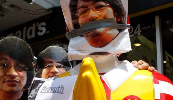 【アジア発！Breaking News】マクドナルド店舗を占拠したバンコクの反クーデター派。ロナルド人形の姿に米本部が激怒。