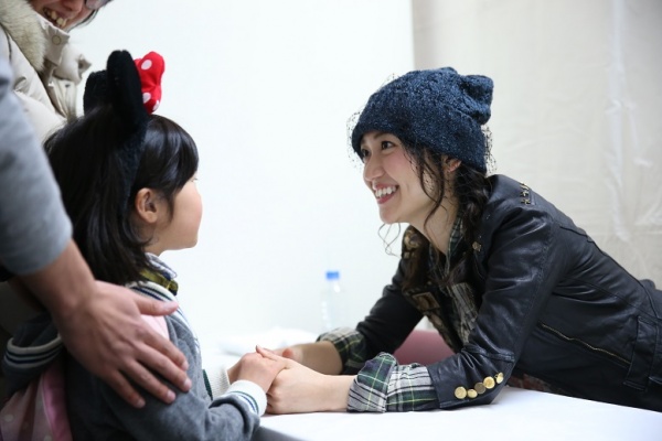 AKB48握手会で小さなファンと話す大島優子