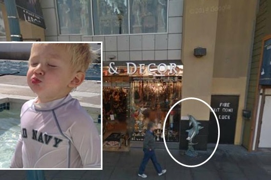 【米国発！Breaking News】商店入口でイルカの銅像が倒れ、2歳児が圧迫死。（加州）