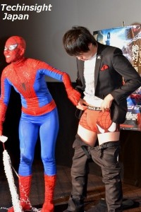 ズボンをおろしスパイダーマンパンツを見せた　村本大輔
