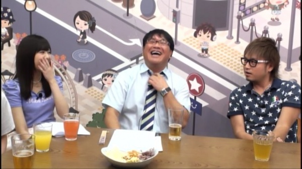 『愚痴侍』のアシスタント、SKE48・佐藤すみれ（左）、MCの竹山、ゲストの仁科克基