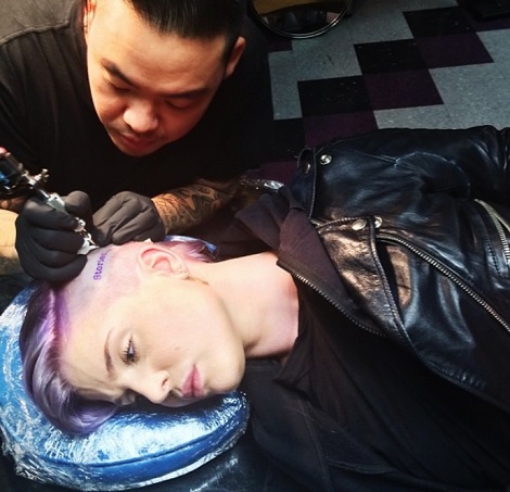 頭にタトゥーを彫る様子を公開したケリー　（画像はinstagram.com/kellyosbourneより）