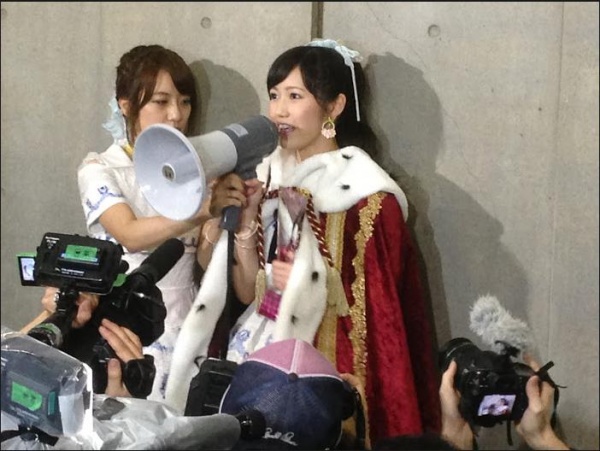 【エンタがビタミン♪】渡辺麻友が女王の初仕事。メンバーをまとめる『AKB48総選挙』終了の一本締め。