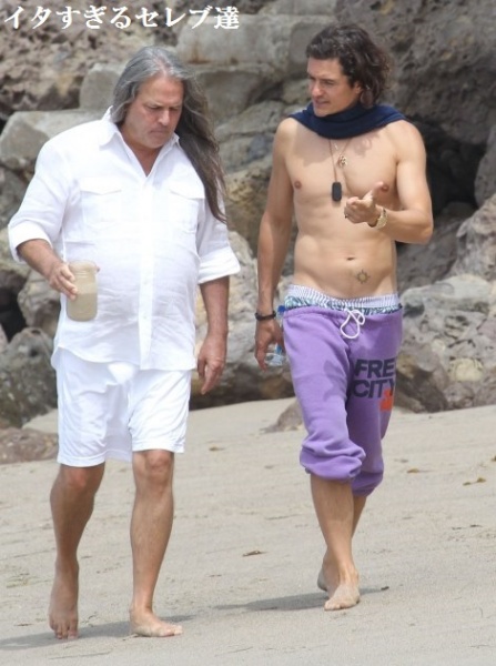 【イタすぎるセレブ達】オーランド・ブルーム、半裸＆珍ファッションでビーチを散歩。