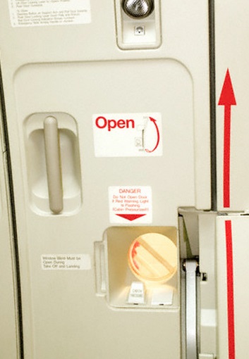 飛行機の非常用出口をトイレと勘違いした乗客、逮捕される（画像はイメージです）