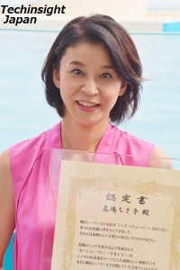 「2014年度シャチパフォーマンス公式認定曲」の認定書を授与された高嶋ちさ子