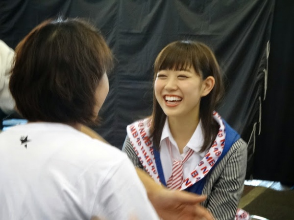 笑顔で握手する渡辺美優紀（画像は『金子剛　Google＋』のスクリーンショット）