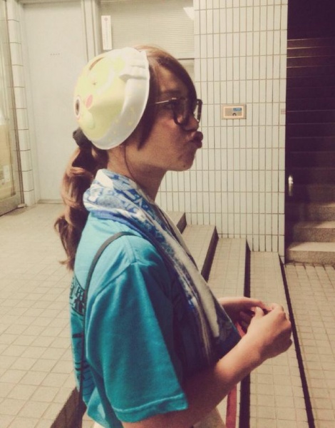 ゆずライブのお面を頭につける大島優子。（画像は『twitter.com/Oshima__Yuko』のスクリーンショット）