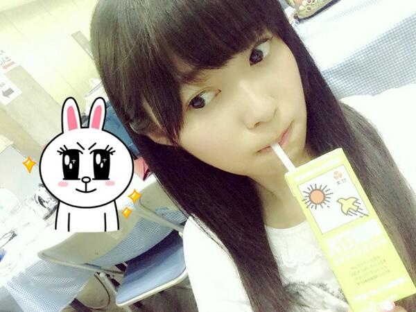 豆乳を飲む、最近の指原莉乃。（画像は『twitter.com/345__chan』のスクリーンショット）