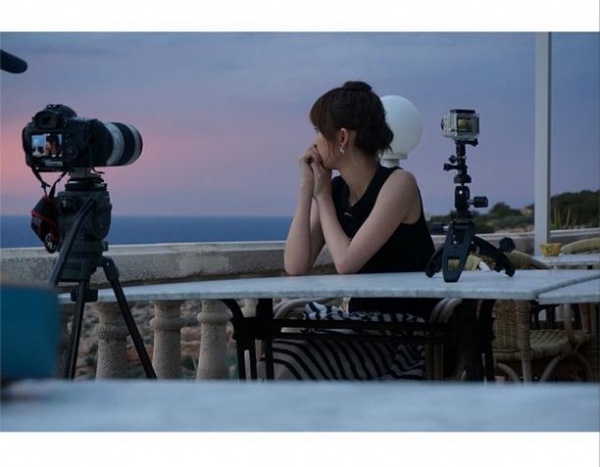 イビサ島で夕日を見る篠田麻里子。（画像はinstagram.com/maricollet3より）