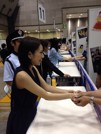 【エンタがビタミン♪】AKB48“新握手会”の厳重ぶりを公開。メンバーとは柵越しに対面。金属検査はスタッフも。
