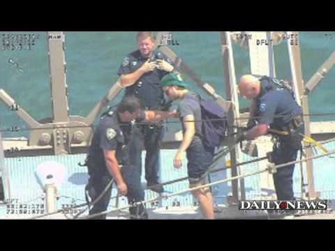 ブルックリン橋で警官に逮捕されるロシア人観光客。（画像はYouTubeのサムネイル）
