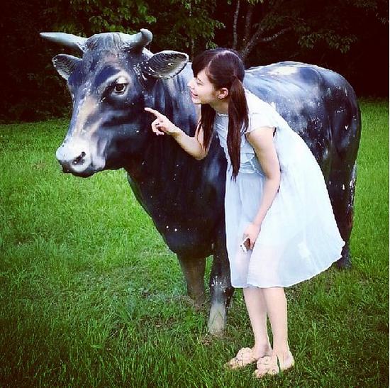 牛（銅像？）と戯れる益若つばさ（画像はinstagram.com/tsubasamasuwaka1013より）