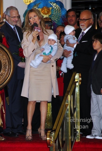働く母セリーヌ・ディオン、夫と3人の息子を連れラスベガス入り（2011年2月のもの）