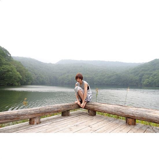 湖の自然を満喫する篠田麻里子。（画像はinstagram.com/maricollet3より）