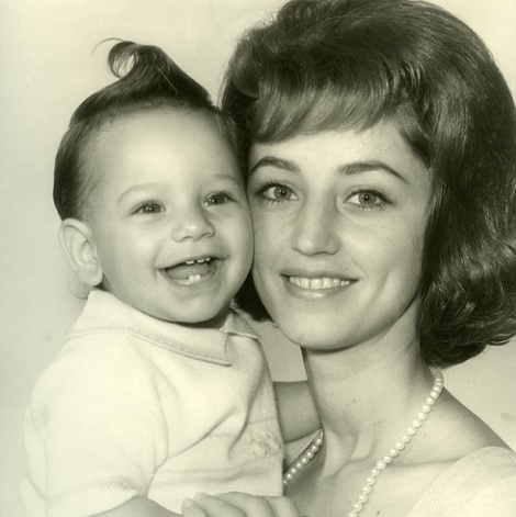 幼き日のジョン・ステイモスと母ロレッタさん。（画像はinstagram.com/johnstamosより）