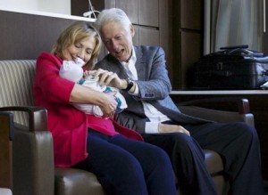 孫の誕生を喜ぶクリントン夫妻（画像はtwitter.com/billclintonより）
