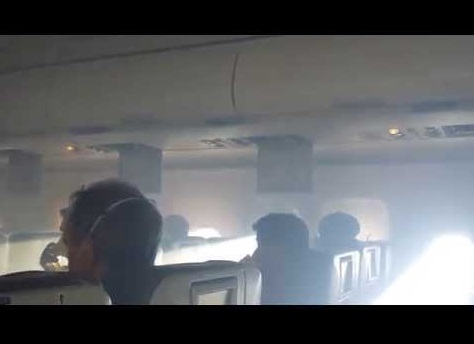 米LCCがエンジントラブルで機内に白煙が充満（画像はYouTubeのサムネイル）