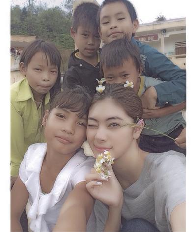 ベトナムの子どもたちとすっかり馴染む森星（画像はinstagram.com/xxhikarixxより）