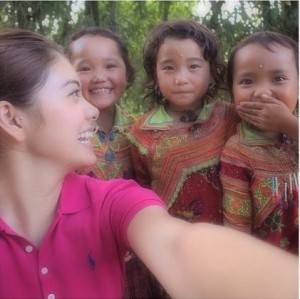 ベトナムで子どもたちと写メを撮る森星（画像はinstagram.com/xxhikarixxより）