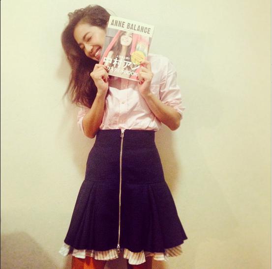 初のスタイルブックを手に歓喜する中村アン。（画像はinstagram.com/AnneNakamuraより）