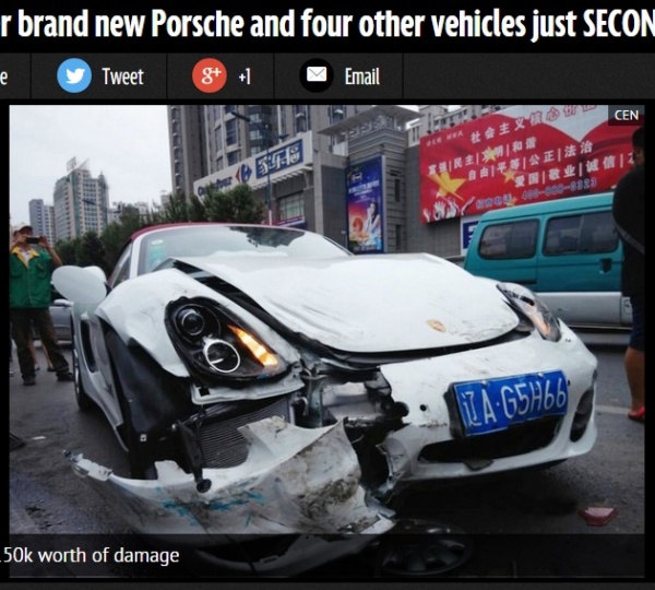 27歳中国人女性、ポルシェ購入から1分もなく事故（画像はmirror.co.ukのスクリーンショット）