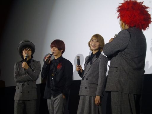 映画監督のウィンクを勘違いしたという、Saori。（右から2人目）