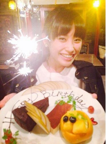 バースデーケーキを手に笑顔の高橋愛（画像はinstagram.com/i_am_takahashiより）