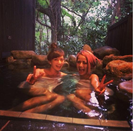 箱根温泉ロケを楽しむ安田美沙子とニーコ。（画像はinstagram.com/misako421より）