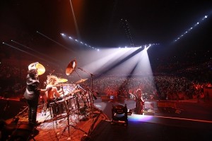 X JAPANの熱いパフォーマンスに横浜アリーナに詰め掛けた観客たちも熱狂