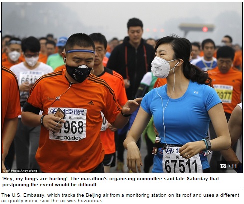 今年の北京マラソンではマスク姿が目立つ（画像はdailymail.co.ukのスクリーンショット）