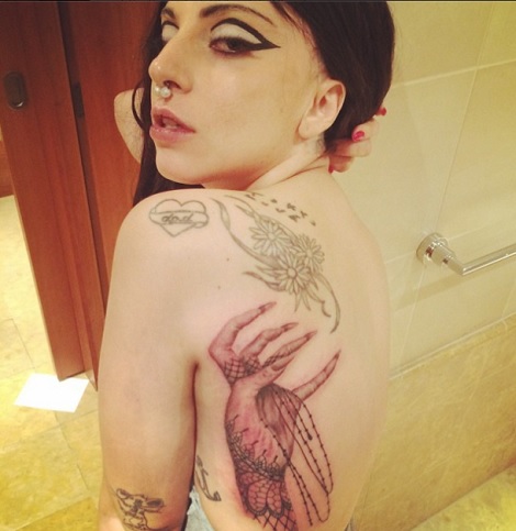 レディー・ガガ、背中に仰天の新タトゥー（画像はinstagram.com/ladygagaより）