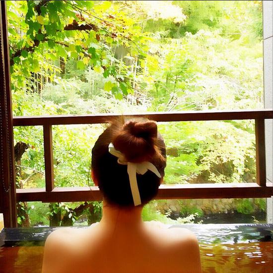温泉を満喫する平子理沙。（画像はinstagram.com/risa_hirakoより）